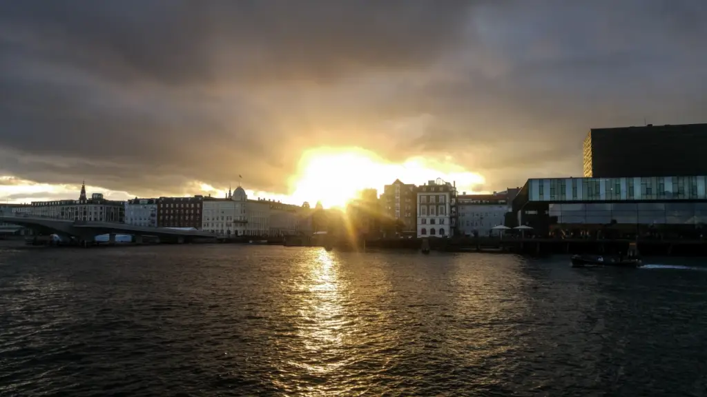 Sonnenuntergang über Nyhaven in Kopenhagen, Dänemark.