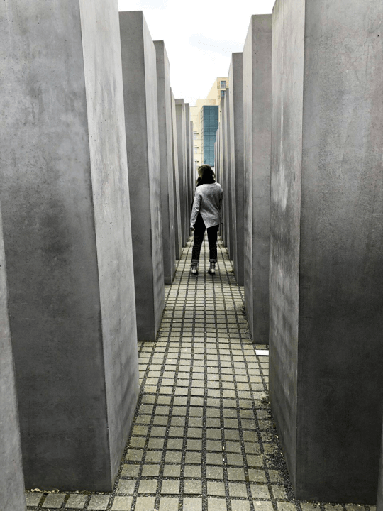 Das Bild zeigt Laura von einfach-herumgurken im Holocaust-Denkmal in Berlin.