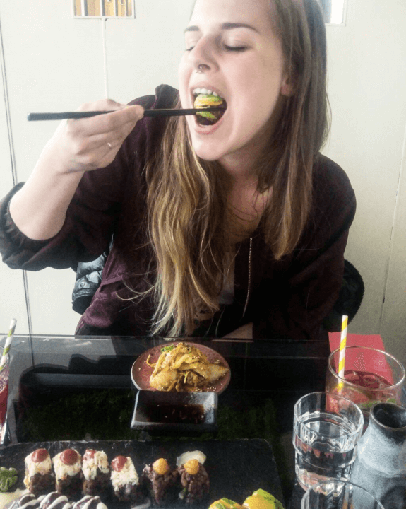 Das Bild zeigt Laura von einfach-herumgurken in Berlin im Lokal Secret Garden vegan Sushi.